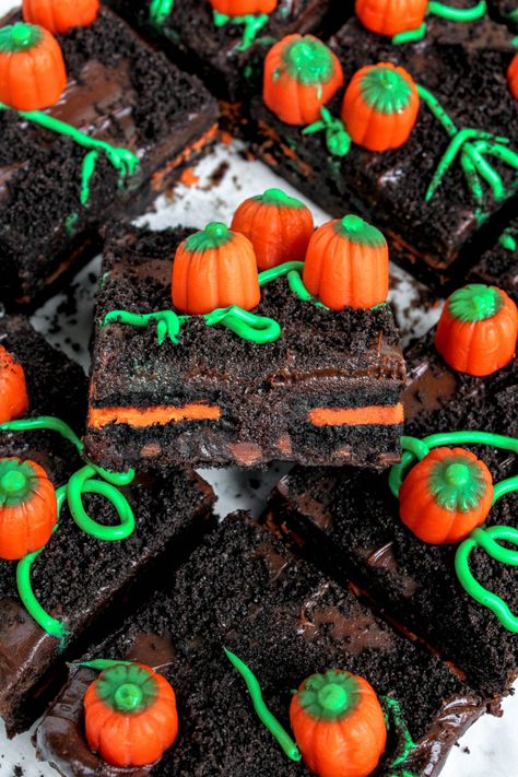 Halloween Oreo Brownies - My Messy Kitchen Candy Pumpkins, Halloween Brownies, Breakfast Cupcakes, Halloween Oreos, Cocoa Powder Cookies, Baking List, Perfect Brownies, Chocolate Fudge Frosting, Pumpkin Candy Corn