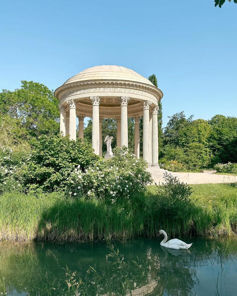 Don’t miss this when visiting the palace of Versailles 🦢🌳🌷⚜️ #palaceofversailles #petittrianon #marieantoinette #visitparis #mustsee #frenchhistory #gardens Real Snow White, Aesthetic Palace, Dr Dresses, European Gardens, Palace Aesthetic, Garden Palace, Versailles Gardens, Statue Aesthetic, Gardens Of Versailles