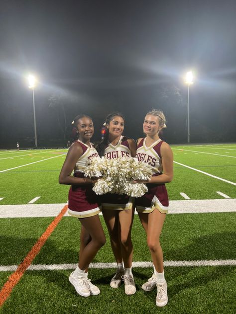 Cheer Poses For Three, Cheer Poses 3 People, Trio Cheer Pictures, Trio Cheer Poses, High School Cheerleader Aesthetic, Cute Cheer Poses, Dance Team Aesthetic, Pic With Bestie, Cheer Media Day