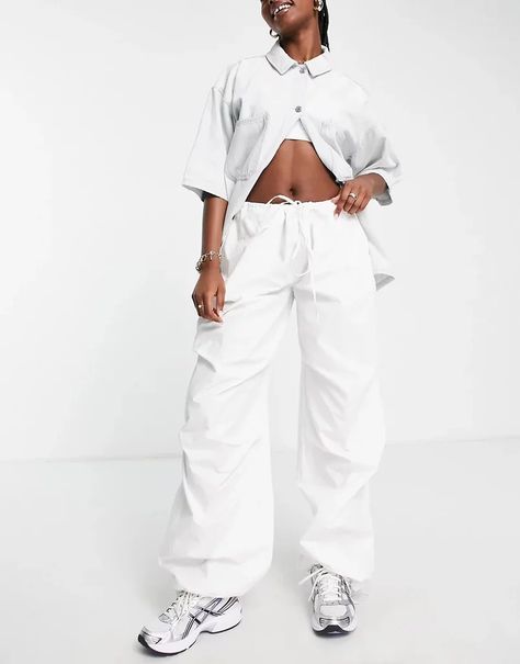 Baggy Cargo Pants Outfit, Parachute Pants Outfit, Pant Outfits For Women, Parachute Trousers, Baggy Cargo Pants, Cargo Pants Outfit, Oversize Fashion, Street Style Trends, Winter 2023