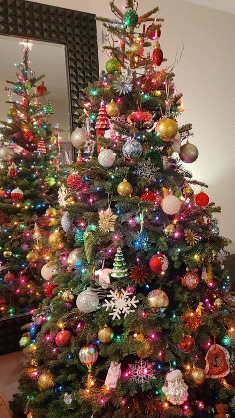 Colorful Christmas Tree Decor, Xmas Ornaments Diy, Fashion Christmas Tree, Amazing Christmas Trees, Christmas Tree Decor Ideas, Tree Decor Ideas, Front Door Wreaths, Christmas Tree Decorating Themes, Christmas Tree Inspiration