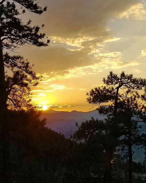 Colorado sunsets for the win . . . . . . #coloradoinstagram #colorado #mountains #mountainsunset #mountainviews #denversunset #lookoutmountain #sunsets #sunset #coloradosunset #colorfulsky #colorfulsunset Mountains At Sunset, Colorado Sunset Photography, Sunset Over Mountains, Colorado Sunrise, Colorado Camping, Sunset Mountains, Sunrise Behind Mountains, Sunset Images, Lookout Mountain