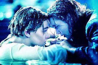 Jack, don't go. Don't leave me Jack.   Rose, you stay strong, you stay alive, someone will come rescue you! :'( 하울의 움직이는 성, Jack Rose, Very Important Person, Jack Dawson, Titanic Movie, Septième Art, Movies And Series, Foto Art, Romantic Movies