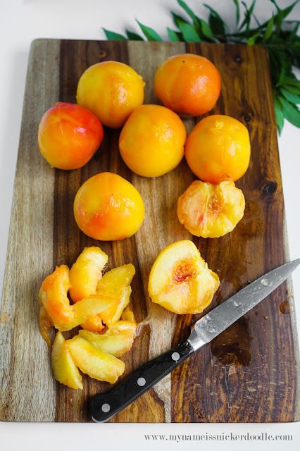 How To Peel and Flash Freeze Peaches. Perfect for smoothies and desserts! Freeze Strawberries, Freezing Strawberries, Freezing Fruit, Freezing Vegetables, Freeze Dried Fruit, Long Gone, Strawberry Smoothie, Frozen Fruit, Frozen Strawberries