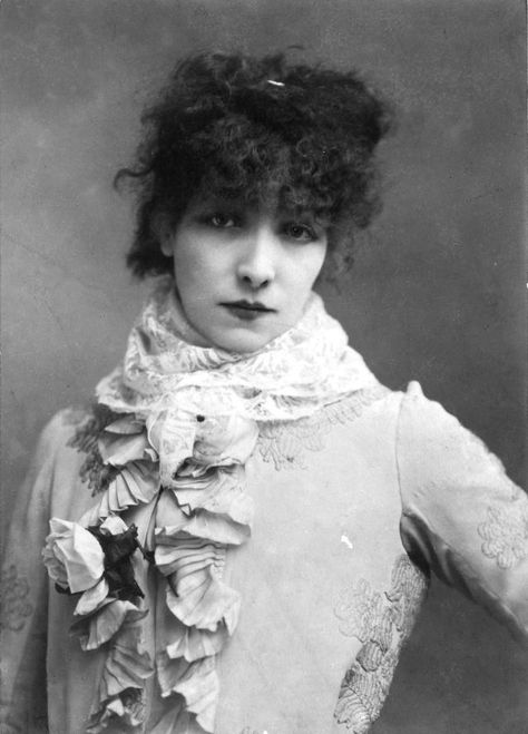 Original Goth? Portraits of French Actress Sarah Bernhardt, Who Liked to Wear a Stuffed Bat and Had a Coffin to Sleep ~ vintage everyday Lisa Hairstyle, 1870s Hairstyles, Sara Bernhardt, Pierrot Clown, Sarah Bernhardt, Victorian Hairstyles, Portrait Vintage, Curly Bangs, Athletic Hairstyles