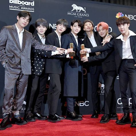 Congrats to our boys!!! Billboard Music Awards Top Social Artist and Top Group!!! Well-deserved!!! #bts #btsvideos #btsphoto… Bts Billboard Music Awards, Bts Awards, Bts Grammy, Korean Music Awards, Mtv Music Awards, Bts 2018, Bts Billboard, Billboard Music, Bts "on"