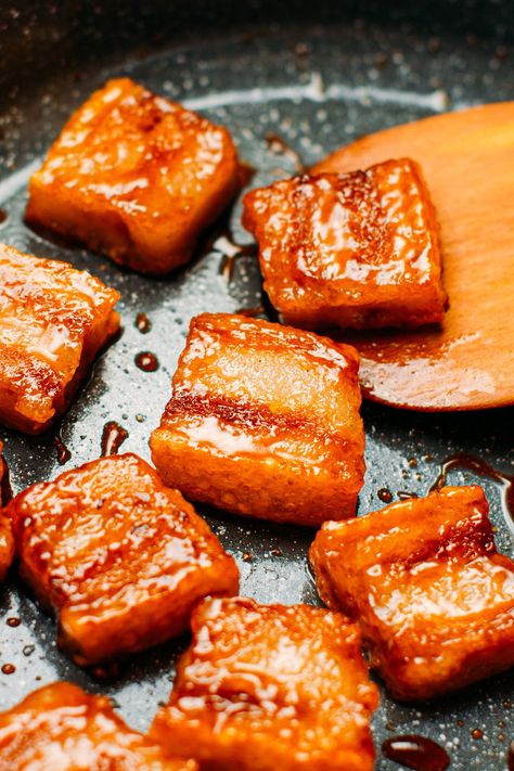 Learn how to make Vegan Roast Pork Belly that is crispy on the outside, chewy on the inside and with layers of (coconut) fat. You will be surprised by how meaty and real it looks and tastes! #vegan #plantbased #vegetarian Vegan Pork, Roast Pork Belly, Pork Roast Recipes, Vegetarian Lifestyle, Vegan Roast, Vegan Asian, Roast Pork, Meat Substitutes, Tofu Recipes