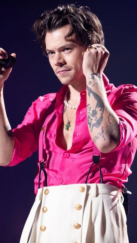 Harry Styles Performing, Harry Outfits, Red Velvet Jacket, Love On Tour Outfits, Harry Styles Outfit, Harry 1d, Harry Styles Concert, Harry Styles Cute, Harry Styles Wallpaper