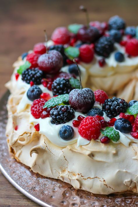 side view of Christmas berry pavlova wreath What Is Pavlova, Pavlova Wreath, Berry Pavlova, Christmas Pavlova, Pavlova Dessert, Pavlova Recipe, Christmas Dessert, Christmas Menu, Christmas Cooking