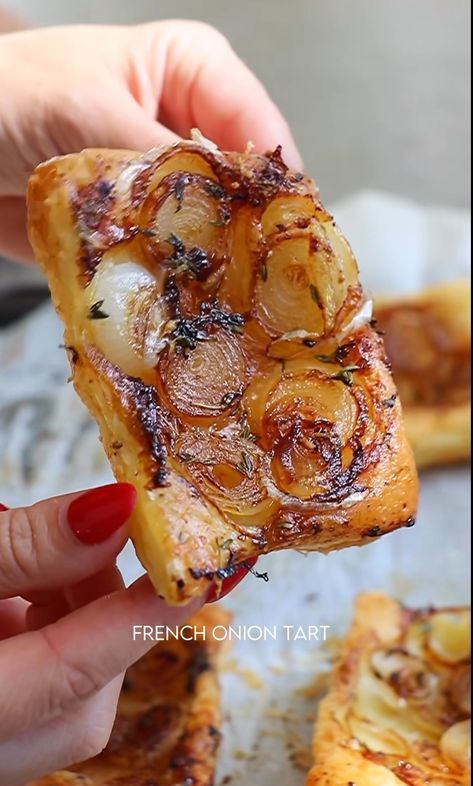 French Onion Tart, Onion Tart Recipe, Pearl Onion Recipe, Onion Tartlets, Onion Appetizers, Balsamic Onions, Nutella French Toast, Puff Pastry Appetizers, Onion Bread