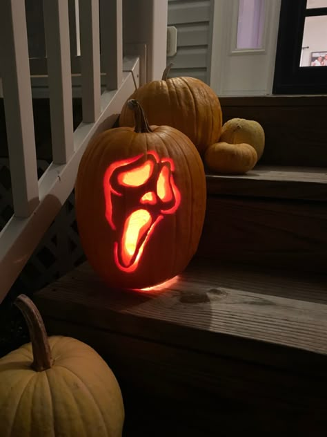 #pumpkincarvingstencils #pumpkins #ghostface #halloween Pumpkin Screaming Face, Pumkin Carving Ghost Face, Pumkin Carve Ideas, Scream Mask Pumpkin Carving, Pumpkin Carving Ideas Ghostface, Pumpkin Carving Inspo Creative, Pumkin Inspo Carving, Scream Pumpkin Carving Ideas, Art The Clown Pumpkin Carving