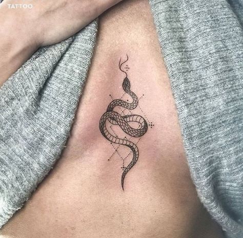 Small Snake Tattoo, Tattoo Snake, Tatoo Inspiration, Snake Tattoo Design, Body Tattoo, Stomach Tattoos, Sternum Tattoo, Stylist Tattoos, Discreet Tattoos