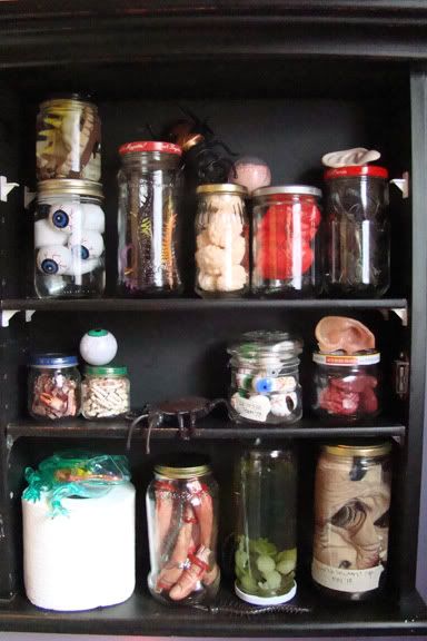 make specimen collection with recycled food jars, water and fake body body parts. Clown Demon, Theatre Bizarre, Specimen Jars, Office Halloween, Halloween Jars, Web Ideas, Specimen Collection, Food Jars, Food Jar