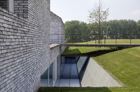 VILLA H IN W. firm: Stéphane Beel Architects. Patio Ingles, International Style, Barn Style House, Modern Architecture House, Space Architecture, Brickwork, Barn Style, Family House, Residential Architecture