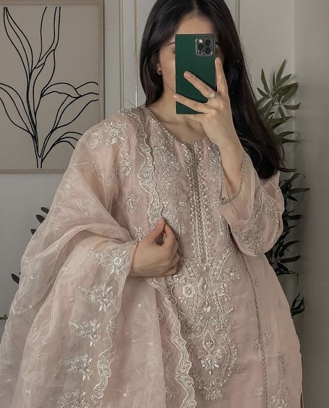 @sahr.est on IG Desi Dress, Traditional Indian Dress, Desi Fashion Casual, Pakistani Fancy Dresses, Pakistani Dresses Casual, Pakistani Fashion Party Wear, Beautiful Pakistani Dresses, Salwar Kamiz, Indian Dresses Traditional