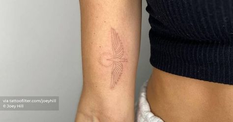 Tato Phoenix, Phoenix Tattoo Feminine, Small Phoenix Tattoos, Phoenix Tattoos, Hawk Tattoo, Single Needle Tattoo, Phoenix Tattoo, Discreet Tattoos, Subtle Tattoos