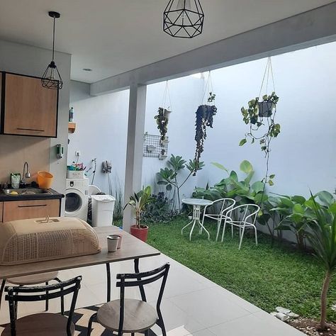 Dapur Aesthetic Minimalist, Dapur Aesthetic Simple, Ruang Makan Aesthetic, Dapur Outdoor, Small Garden Decor, Plants Decoration Ideas, Balcon Mic, Home Gardening Ideas, House Renovation Design