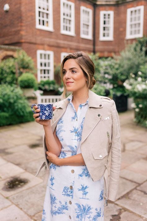 This Blue & White Combo Is Under $100 Hamptons Fashion Women, Hamptons Fashion, Julia Berolzheimer, Look Retro, Coffee Girl, Gal Meets Glam, Skirt And Top Set, Spring Look, Romantic Style