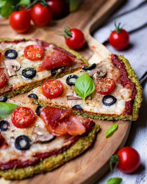 PIZZA CON BASE DE BRÓCOLI - Petit Fit by Cris Pizza Base, No Salt Recipes, Easy Pizza, Healthy Recipies, Vegan Pizza, Healthy Fitness, Base Foods, Dairy Free Recipes, Sin Gluten