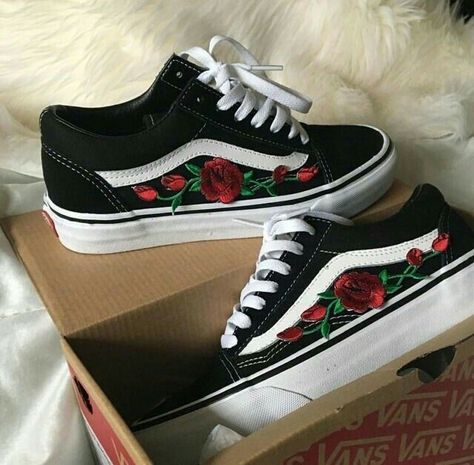 Vans Old School, Sneaker Outfits, Sneakers Fashion Outfits, Skate Wear, Vans Slip On, Rose Embroidery, Sneaker Shoes, Leather Shoes Woman, Vans Sneakers