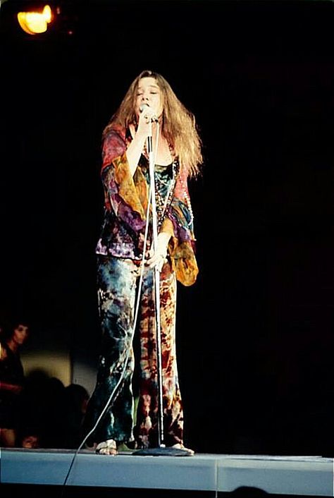 Janice Joplin Style, Janis Joplin Outfit, Janis Joplin Aesthetic, Janice Joplin, Subtle Cosplay, Stage Fashion, 60s Icons, Monterey Pop Festival, Woodstock Music