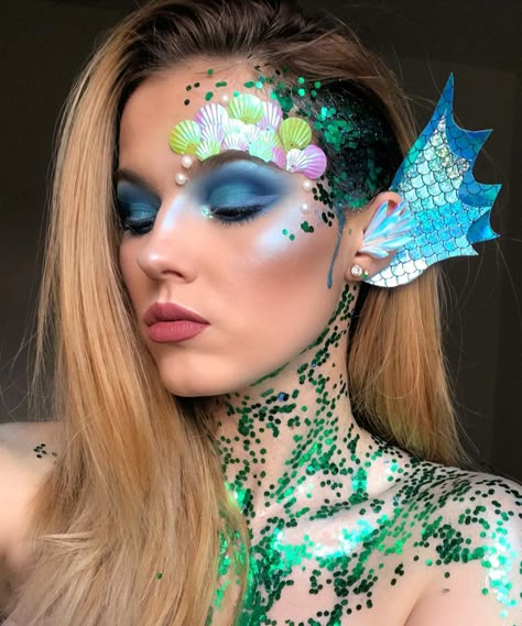 9 Mermaid Makeup Ideas For Halloween That Are Far From Basic #refinery29 https://www.refinery29.com/en-us/mermaid-makeup-ideas Costume Makeup Ideas, Mermaid Costume Makeup, Mermaid Makeup Halloween, Mermaid Halloween Costumes, Mermaid Halloween, Mermaid Makeup, Halloween Makeup Looks, Mermaid Costume, Up Halloween