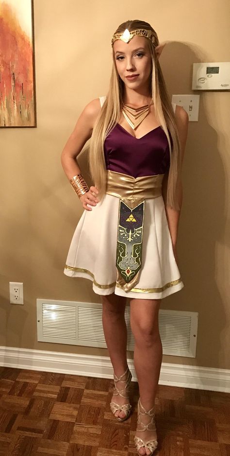 Princess Zelda 2017 Halloween #costume  #cosplay by Jengaforeyes. (All hand made, other than the gold accessories!) #zelda Zelda Halloween, Link Halloween Costume, Princess Zelda Costume, Geeky Halloween Costumes, Zelda Costume, Link Costume, Hyrule Castle, Best Photo Poses For Couples, Character Background