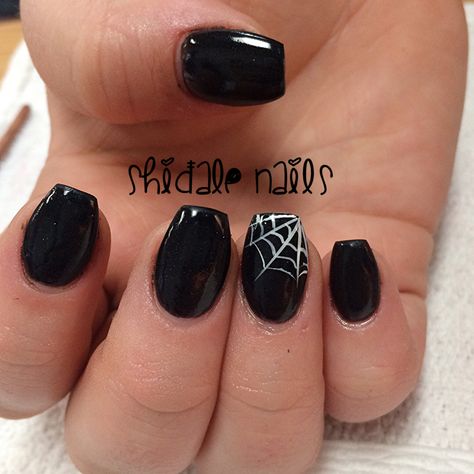 Simple Halloween nails. Black coffins and cobwebs. Shidale nails Diy Halloween Nails, Halloween Nails Black, Halloween Nails Acrylic, Pro Nails, Black Halloween Nails, Holloween Nails, Halloween Nails Easy, Cute Halloween Nails, October Nails