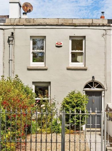 Victorian Terrace Exterior, 1930s House Exterior Uk, Terraced House Exterior, 1930s House Exterior, Terrace Exterior, Terrace House Exterior, Terrace Houses, Interesting Houses, Dublin House