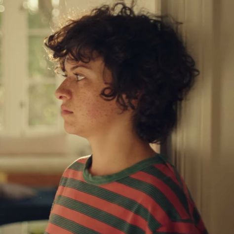 Alia Shawkat and Laia Costa On Duck Butter’s Queer Utopia Duck Butter Movie, Alia Shawkat Hair, Duck Butter, Laia Costa, Lesbian Haircut, Queer Hair, Alia Shawkat, Short Curly Hair, Look Alike