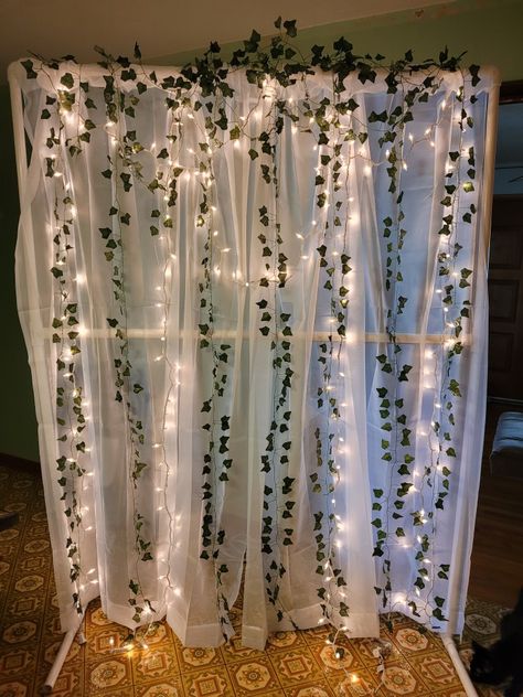 Photo Wall Ideas Party Backgrounds, Greenery Wall With Lights Bedroom, Diy Photo Booth Backdrop Birthday, Light Backdrop Birthday, Greenery Photo Booth, Birthday Picture Wall Photo Backdrops, Diy Photo Wall Backdrop, Elegant Photobooth Ideas, Backdrop Ideas Curtain