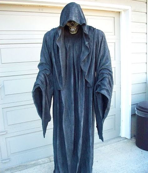 This is one of the other projects I tackled this past weekend. My very first Monster Mud (MM) prop... a Grim Reaper. Believe it or not... Diy Halloween Animatronics, Diy Halloween Scary, Halloween Reaper, Monster Mud, Haunted Maze, Scary Halloween Decorations Outdoor, Halloween Ghost Decorations, Halloween Props Diy, Halloween Graveyard