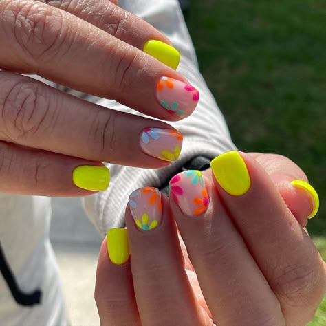 Beautiful Summer Nails, Summer Nails Art Designs, College Nails, Summer Nails Art, Neon Yellow Nails, Sunset Nails, Neon Nail Designs, Nails Art Designs, Summer Nail Art