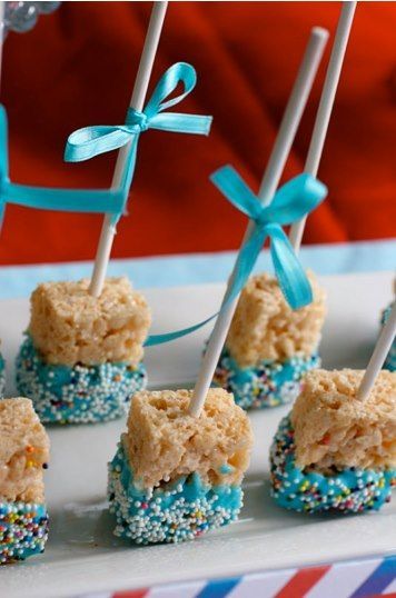 Don’t know where to start planning your baby shower menu? Rice Krispie Pops, Boy Baby Shower Ideas, Krispy Treats, Rice Krispy, Diy Bebe, Marshmallow Pops, Fiesta Baby Shower, בר מצווה, Shower Food