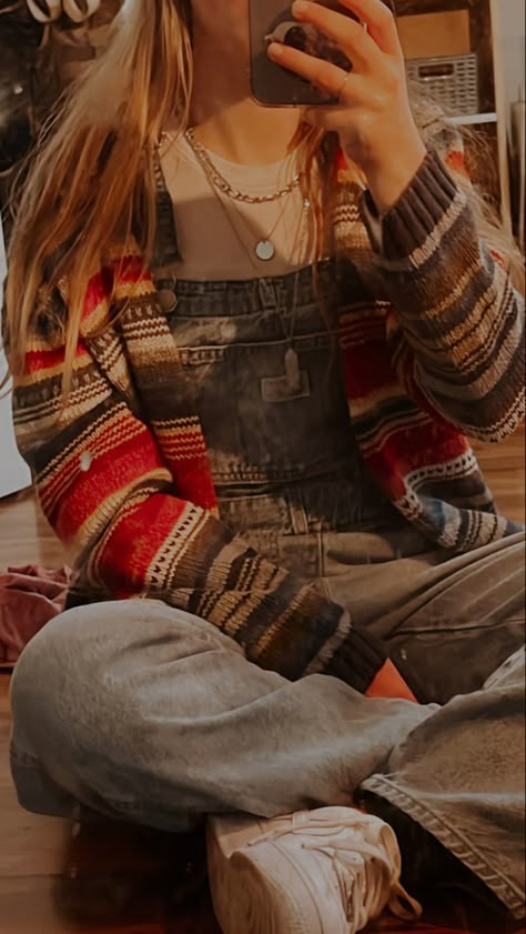 Sweatshirt Overalls Outfit, Plaid Overalls Outfit, Overalls Outfit Autumn, Thrift Inspiration Fall, Cozy Vintage Outfits, Winter Overalls Outfit Sweaters, Overalls Sweater Outfit, Sweater And Overalls Outfits, Fall Outfits Overalls