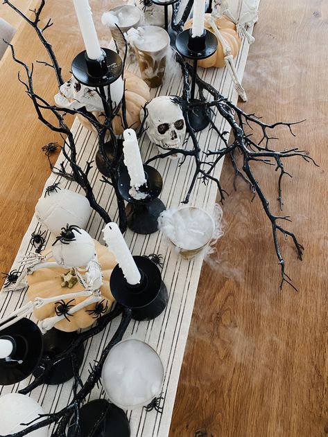 Décoration Table Halloween, Halloween Table Centerpieces, Halloween Chic, Halloween Table Settings, Halloween Party Table, Table Halloween, Halloween Decor Diy, Minimalist Halloween, Halloween Tablescape