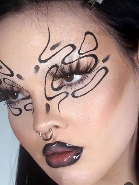 Weird Eyeliner Looks, Weird Eyeliner, Conceptual Makeup, London Hairstyles, Crazy Eyebrows, White Eye Makeup, Graphic Eyes, Graphic Makeup, Work Makeup