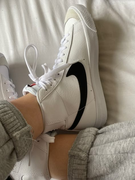 Nike Blazer Mid 77 Outfits, Nike Blazer Aesthetic, Swag Nike, Blazers Nike, Nike Mid, Estilo Cholo, Dr Shoes, Pretty Shoes Sneakers, Nike Blazer Mid 77