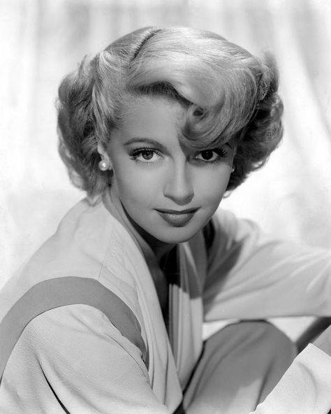 Lana Turner for "Slightly Dangerous" | 1943 | #vintage #1940s #hair #makeup Stars D'hollywood, Gary Sinise, Loretta Young, Veronica Lake, Lana Turner, Metro Goldwyn Mayer, Robin Wright, Septième Art, Ginger Rogers