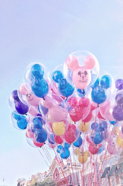 This Is the Most Important Tip You Need Before Going to Disneyland Disney Balloons, Disney World Pictures, Disney Phone Wallpaper, Wallpaper Iphone Disney, Disney Aesthetic, Disney Castle, Disney Life, Cute Disney Wallpaper, Disney Theme