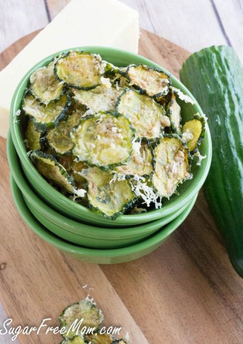 cheddar cucumber chips1 (1 of 1) Healthy Chip Alternative, Cucumber Chips, Low Carb Chips, Healthy Low Carb Snacks, Healthy Chips, Vegetable Chips, Veggie Chips, Low Carb Snack, Zucchini Chips