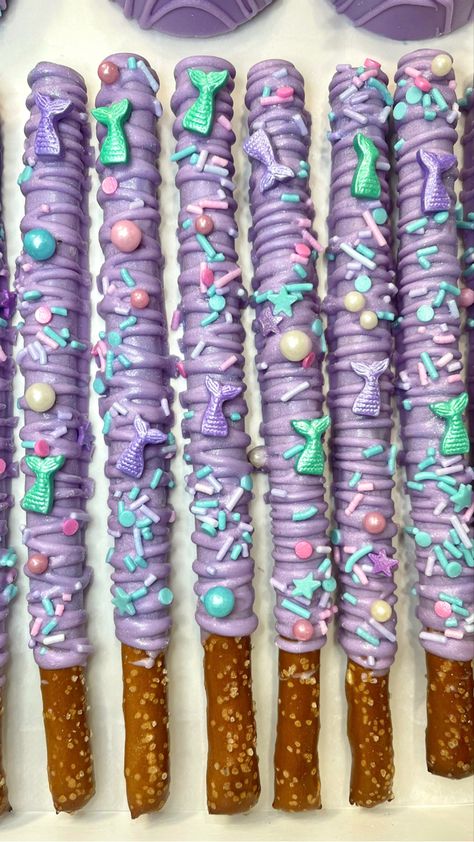 Mermaid Birthday Party Desserts, Food For A Mermaid Birthday Party, Mermaid Treat Ideas, Mermaid Chocolate Covered Pretzels, Mermaid Chocolate Covered Oreos, Mermaid Party Desserts, Mermaid Pretzel Rods, Ariel Birthday Party Food, Mermaid Party Treats