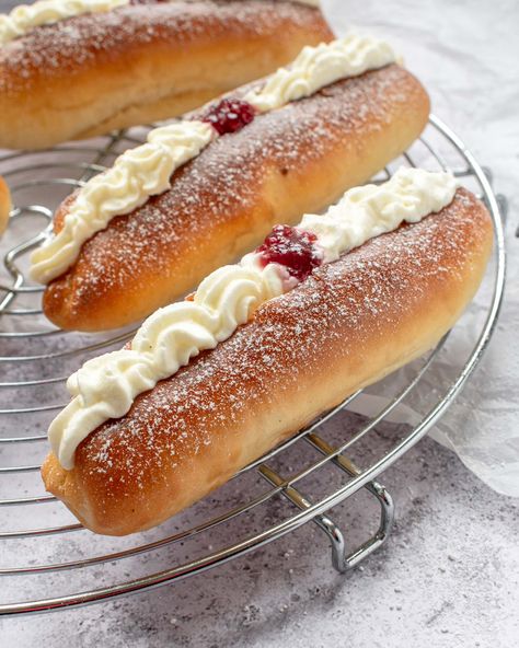 Cream and Jam buns (Bezzun tal-Krema) Jam Buns, Blueberry Doughnuts, Cream Buns, Biscuits Cake, Maltese Recipes, Cream Bun, Brioche Bun, Bread Maker Recipes, Mini Doughnuts