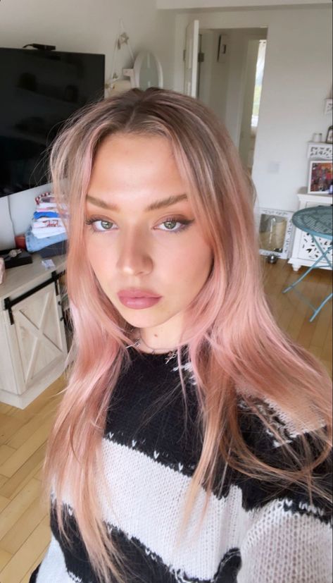 Blonde Pink Undertones, Pink Hair For Olive Skin, Pink Tinted Blonde Hair, Hair Inspo Color Light, Pink Light Brown Hair, Light Blonde Pink Hair, Light Pink Streaks In Blonde Hair, Pink Hair And Blonde, Pink To Blonde Hair