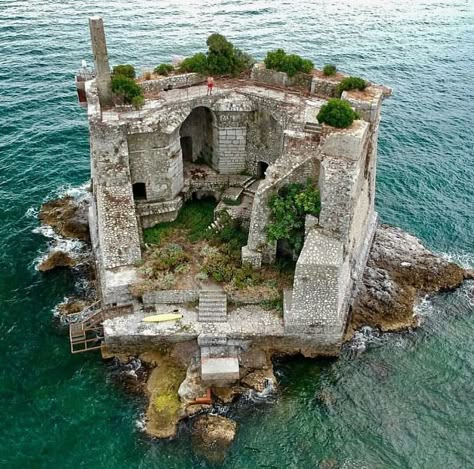 Scola Tower, Liguria, Italy Old Castle, Abandoned Castles, Abandoned Homes, Forgotten Places, Abandoned Mansions, Halong Bay, Old Building, Abandoned Buildings, Interesting Places