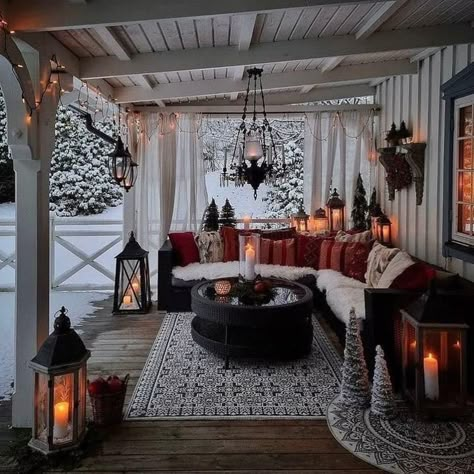 Winter time porch idea Outside Christmas Seating, Winter House Decor Outdoor, Magical Porch Ideas, Outside Covered Area, Comfy Deck Ideas, Inclosed Porch Ideas Porches, Cosy Porch Ideas, Porch Cozy Ideas, Cozy 3 Season Porch