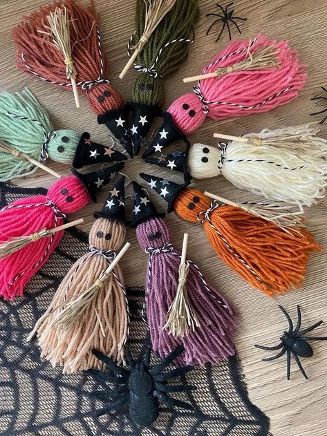 Colorful tassel witches Halloween Crafts To Make And Sell, Halloween Crafting Ideas, Halloween Macrame Ideas, Brownie Crafts, Halloween Boo Basket, Halloween Yarn, Halloween Entryway, Diy Halloween Gifts, Witchy Garden