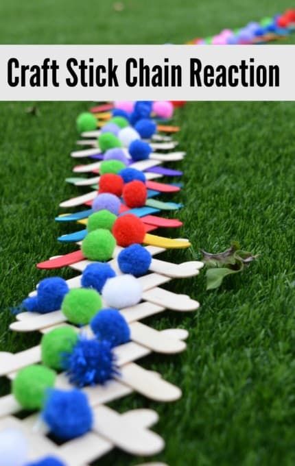 Popsicle stick chain reaction. Full instructions for how to set up a craft stick chain reaction. Brilliant outdoor science for kids #scienceforkids #outdoorscience #kidsactivities #scienceexperiments #summeractivities #summerfunforkids #popsiclestickcrafts Bug Activities For School Age, Preschool Craft Stick Activities, Popsicle Stick Chain Reaction, Science Crafts For Kids, Outdoor Science, Science Experiments For Kids, Steam Ideas, Summer Science, Experiments For Kids