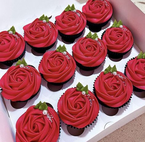 Red Cupcake Designs, Red Rose Cupcakes, Black And Red Rose Cupcakes, Red Flower Cupcakes Ideas, Burgundy And Pink Cupcakes, Fancy Red Velvet Cupcakes, Rose Frosting, Valentines Cakes And Cupcakes, Reception Desserts