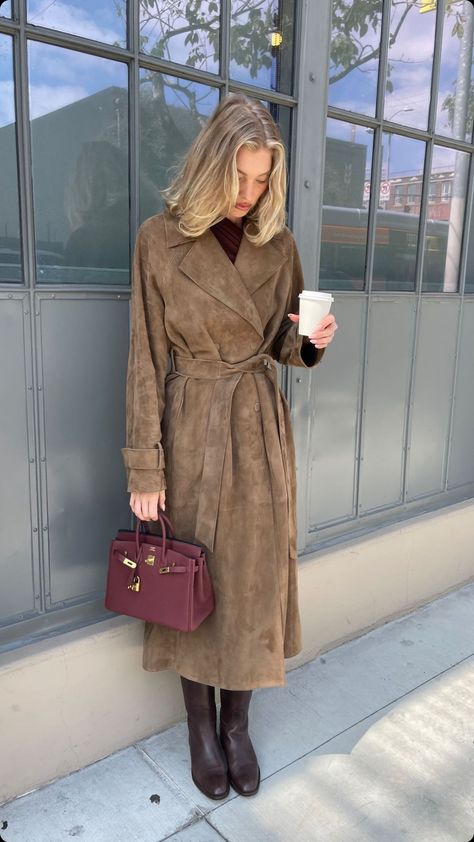 Suede Jacket Outfit, Australian Winter Fashion, Outfits Los Angeles, Aesthetic Overalls Outfit, Ireland Fashion, Perfect Spring Outfit, Suede Outfit, Suede Trench Coat, Oversized Grey Sweater